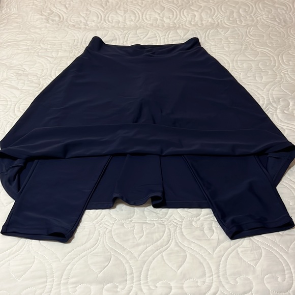 Hiworld, size Medium, navy athletic skirt with attached leggings - Picture 3 of 3
